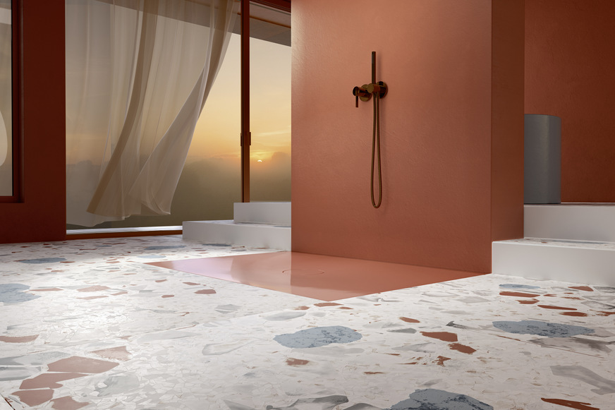 Bild 3 Stylish und alles andere als kunterbunt: terrakotta-farbene ebenerdige Duschfliese und perfekt abgestimmter Wandanstrich, aufregend kombiniert mit Terrazzo und mattschwarzer Armatur.