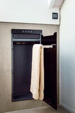 Das Wärmekomfortgerät Zehnder Zenia ist eine Kombination aus Handtuchwärmer, Handtuchtrockner, Infrarot-Heizkörper und Heizlüfter.