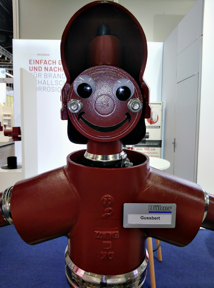 Endlich wieder Messe: da strahlte ­sogar der&nbsp;Gussbert am Düker-Stand.