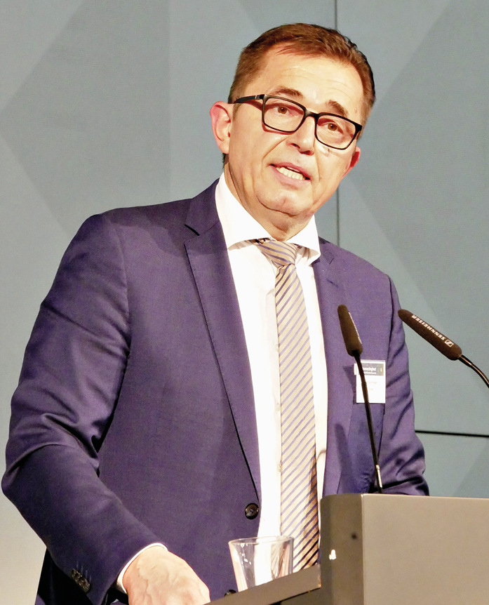 ZVSHK-Präsident Michael Hilpert: „Die Heizungswirtschaft unterstützt die Anstrengungen der Politik zu Klimaschutz und Energieunabhängigkeit. Sie fordert die Politik gleichzeitig aber auf, hierbei für die Umsetzung realistische Vorgaben zu treffen, die sich am tatsächlich Machbaren ausrichten.“