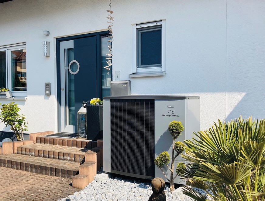 Beim Thema Schall ist mit dem passenden Aufstellort meist schon viel gewonnen. Dies kann etwa die Ausrichtung der Außenanlage in Richtung Straße oder die Einfassung in eine Hecke bzw. andere Bepflanzungen sein.