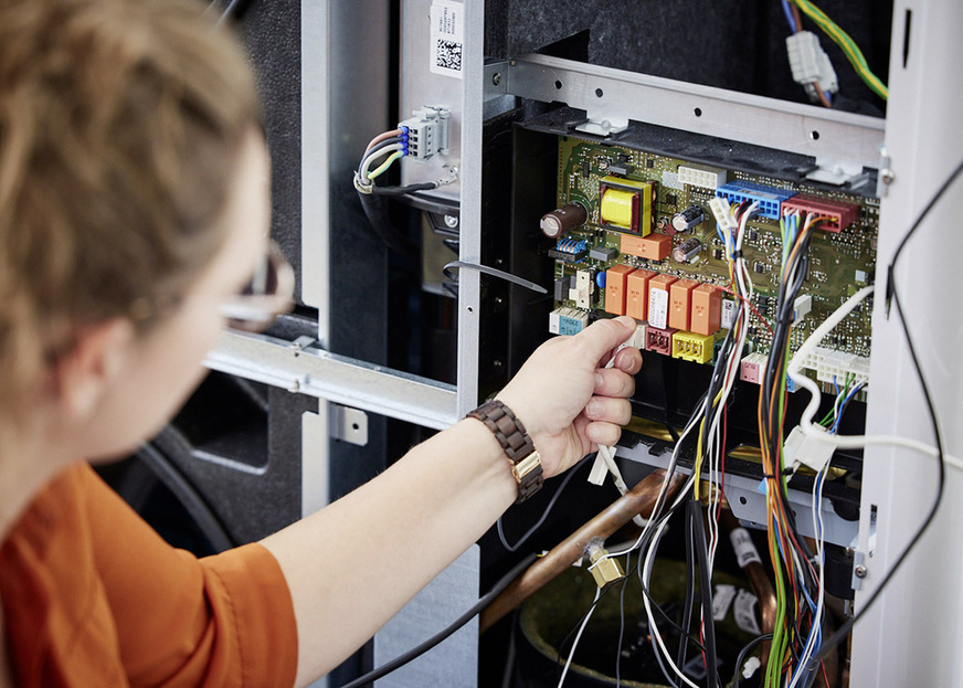 In regelmäßigen ­Abständen finden komplette Installationen von Wärmepumpenanlagen zusammen mit dem Fachhandwerk statt. Alles, was dabei auffällt, wird dokumentiert, gewichtet und als Hausaufgabe in die Entwicklung gegeben.