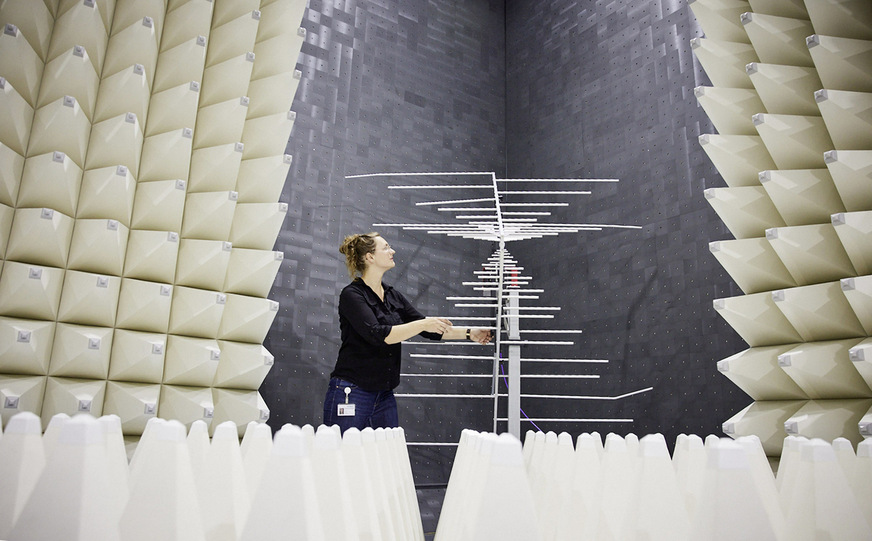 In einem sehr aufwendig gestalteten Labor werden u. a. Schallmessungen durchgeführt.