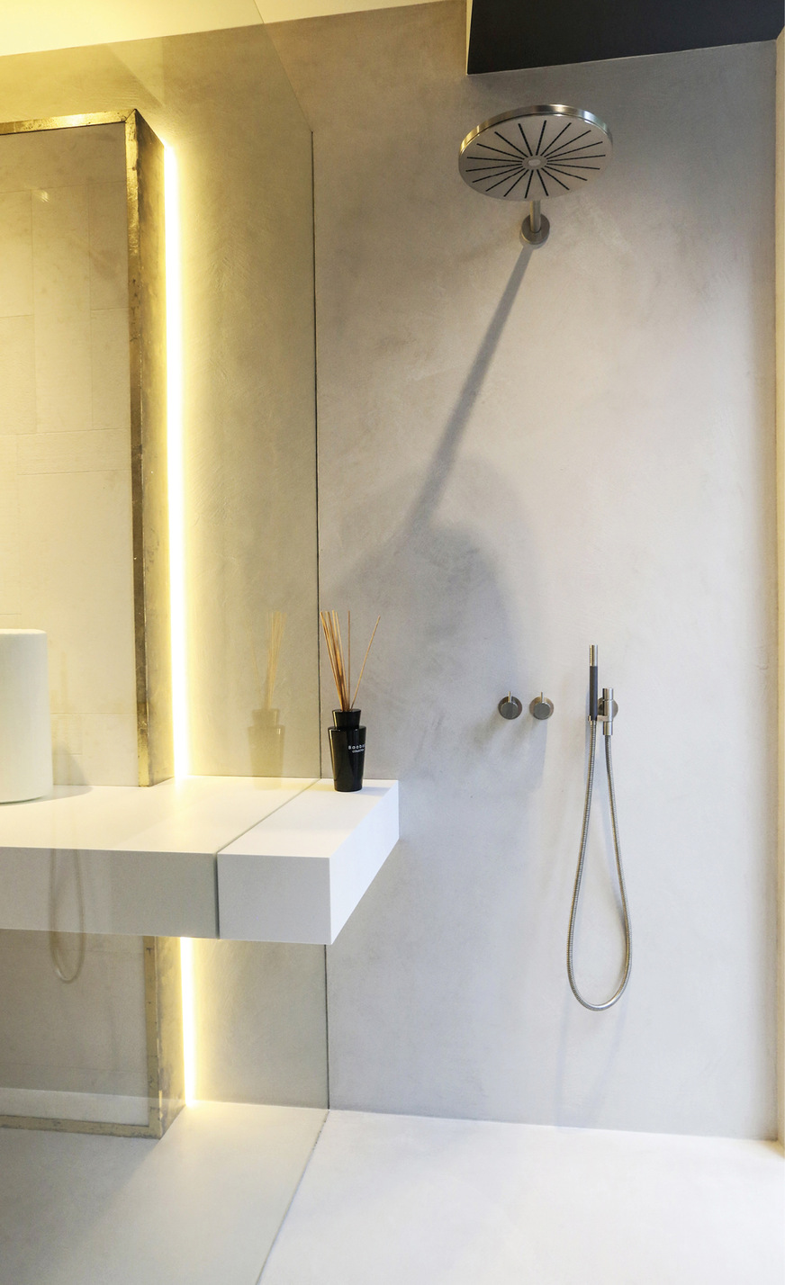 Wie geschickt eine barrierefreie Badgestaltung zusätzlich Wert auf gutes Design legen kann, ist für Interessierte in der Ausstellung „Vivere“ in Hanau­-Steinheim zu ­begutachten.