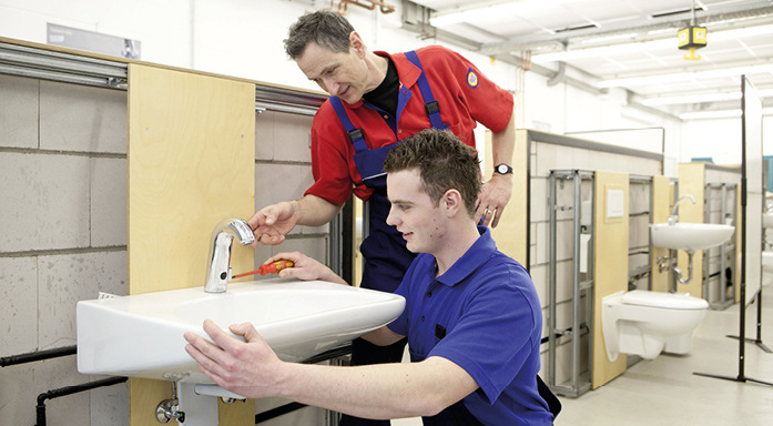 Aus etlichen Handgriffen in der Ausbildung wächst Vertrauen in die Technik: Wichtige Orientierung bei Qualität, Sicherheit und Service findet der routinierte Fachmann im Qualitätszeichen des SHK-Handwerks.