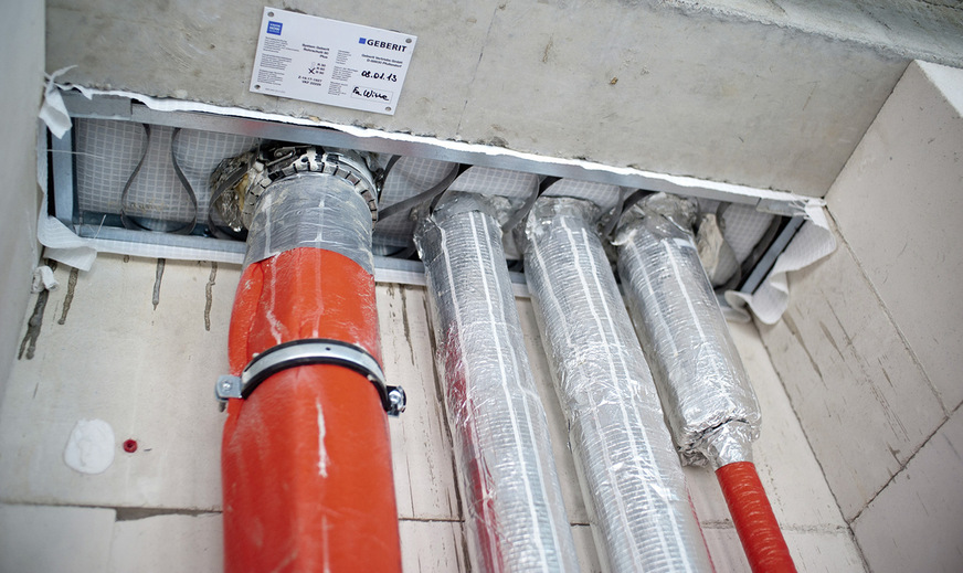 Feuerwiderstandsfähige Installationsschächte sind eine sichere Art der Stockwerksdurchdringung z. B. im Wohn- oder Gewerbebau. Sie erfüllen die bauordnungsrechtlichen Anforderungen, sodass darüber befindliche Brandabschnitte für die Dauer von 30 bzw. 90 Minuten vor der Feuer- und Rauchübertragung über die Installationsschächte geschützt sind.