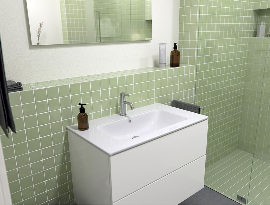 Bild 3: Durchgeflieste, bodengleiche Duschen sind nicht nur barrierefrei. Sie nutzen auch den Grundriss optimal aus – hier bis zum Waschtisch –, um der Dusche möglichst viel Platz einzuräumen, beispielsweise für die Assistenz durch eine Pflegekraft.