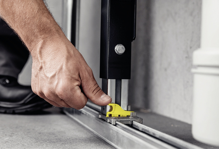 Bild 6: Die verstellbaren Fußstützen der ­Vorwandelemente werden einfach in die Schiene geklickt. Bei Bedarf kann der Fachhandwerker die Füße aber auch auf dem Boden festdübeln.