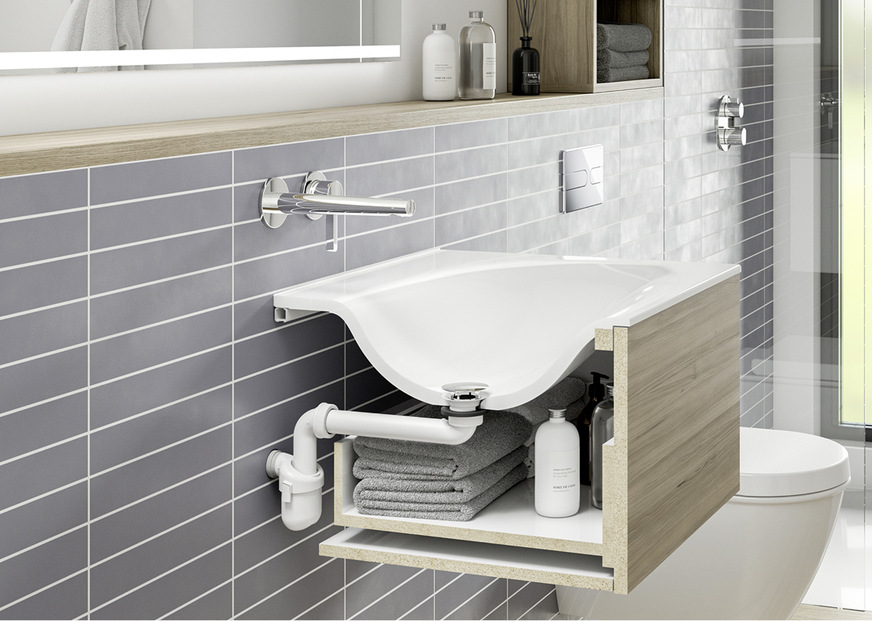 Bild 9: Ob ein Waschtischunterschrank für zusätzlichen Stauraum oder mehr Beinfreiheit benötigt wird, damit eine Person mit eingeschränkter Mobilität beim Waschen sitzen kann – ein raumschaffender Geruchsverschluss ist dafür die optimale Lösung.