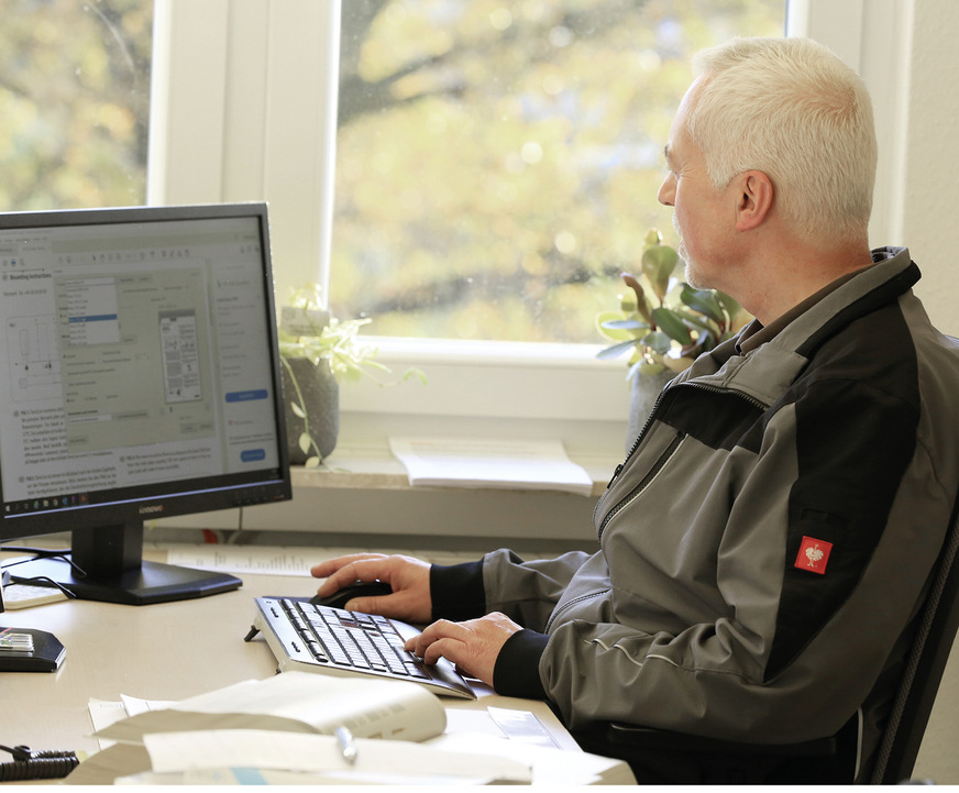 Sanitär- und Heizungsbaumeister Michael Seyer arbeitet mit Labelwin im Büro.