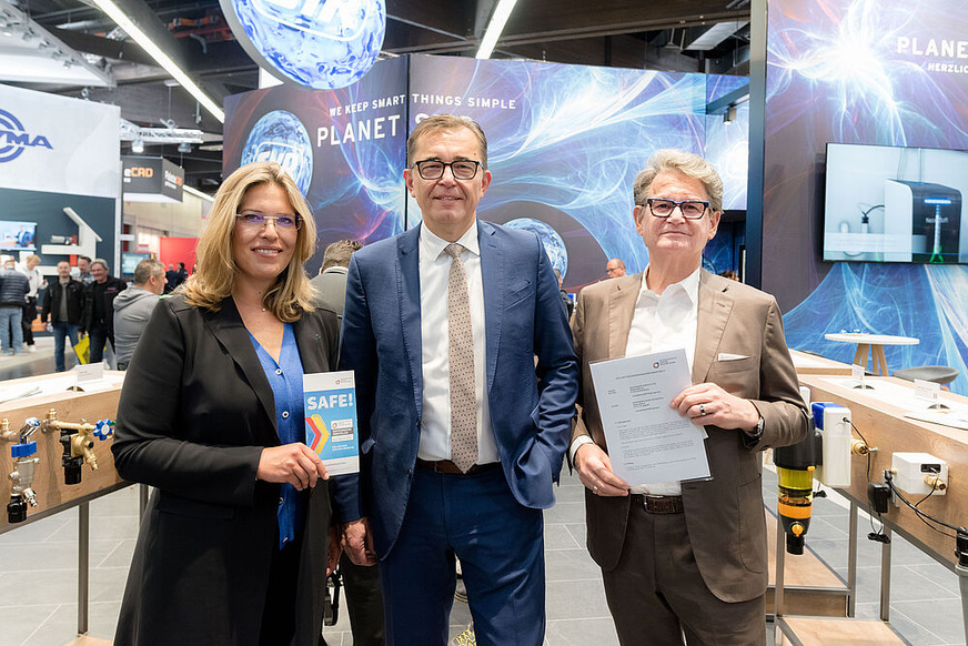 Vertragsunterzeichnung HÜV 2.0 auf der IFH in Nürnberg. Von links: Elisa Christina Sasserath-Kentsch, Geschäftsführerin SYR, Michael Hilpert, Präsident ZVSHK, Willi Hecking, Geschäftsführer SYR.&nbsp;&nbsp;&nbsp;&nbsp;&nbsp;&nbsp;