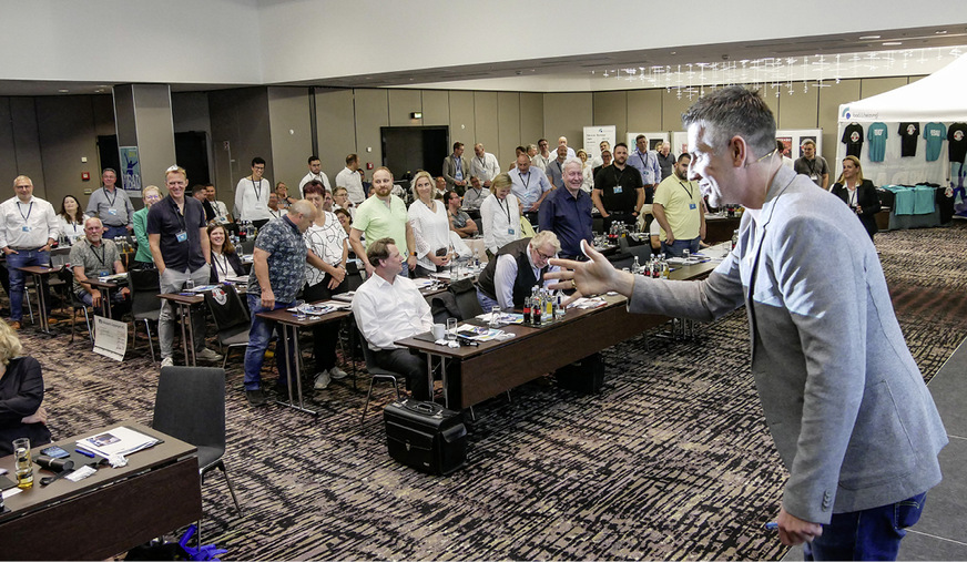 Aufstehen und Haltung zeigen: Motivationstrainer Jörg Mosler wollte demonstrieren, wie wichtig klar kommunizierte Botschaften im Unternehmen sind.