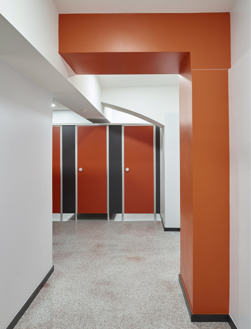 Material, Farbe und Formgebung verleihen Schultoiletten eine ganz eigene Raumwirkung. Eine ansprechende Gestaltung sorgt zudem für einen wertschätzenden Umgang.