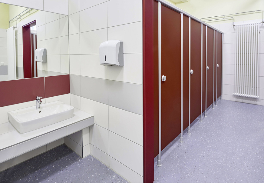 Die sanitären Komponenten sind so zu montieren, dass Kinder sie, ihrem Alter entsprechend, problemlos nutzen können. Auch bei der Planung der ­Toilettenkabinen sollten bestimmte Vorgaben eingehalten werden.