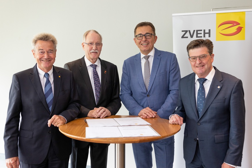 ZVEH-Hauptgeschäftsführer Ingolf Jakobi, ZVEH-Präsident Lothar Hellmann, ZVSHK-Präsident Michael Hilpert und ZVSHK-Hauptgeschäftsführer Helmut Bramann (v. l.).