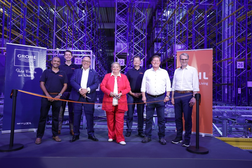 Von links: Nik Bafana (Leader Global Supply Chain Lixil), Jean-Sebastian Weber (Leader Supply Chain Lixil Emena), Jonas Brennwald (Leader Lixil Emena), Anke Grotjohann (Bürgermeisterin Porta Westfalica), Jens Lindenau (Leader Distribution Supply Chain Lixil Emena), Martin Weitz (Leader Warehouse Supply Chain Porta Westfalica), Jörg Vogeley (Leader Plant Porta Westfalica) bei der Eröffnung des Logistikzentrums in Porta Westfalica.