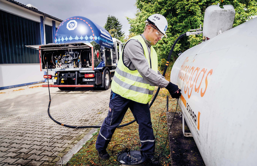 Eine geringe Menge Flüssiggas wird in Gasphase mitgebracht, um den Stahlbehälter für die akustische Prüfung unter Druck zu setzen.