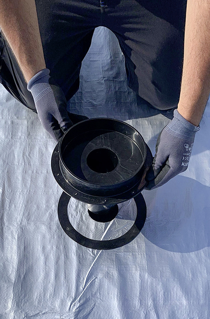 Regelgerechter Aufbau nach DIN 18234: Ist die Dampfsperre aufgebracht, kann der PE-Topf inklusive der Dichtung&nbsp;eingesetzt werden.