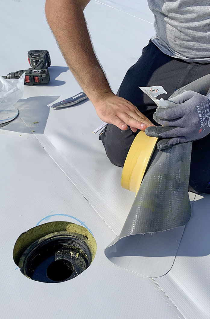 Gleitmittel erleichtert die Montage des auf Höhe angepassten&nbsp;Aufstock­elements des Brandschutzgullys.