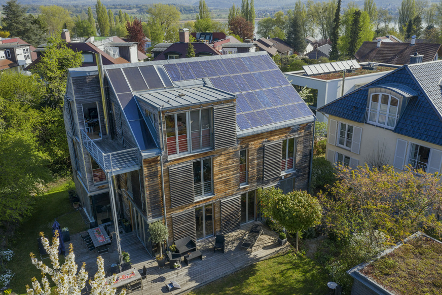 Solarstromanlagen lohnen sich für den Klimaschutz und auch für den Geldbeutel. Wohnhaus in Radolfzell mit Photovoltaikanlage.