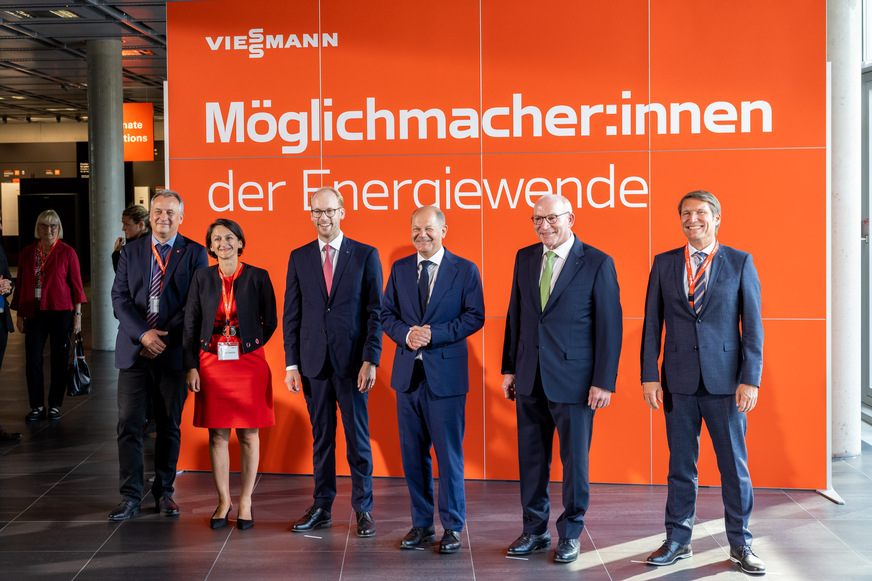 Von links: Matthias Godzik (Konzernbetriebsratsvorsitzender), Alix Chambris (Vice President Global Public Affairs), Max Viessmann (Group CEO), Bundeskanzler Olaf Scholz, Prof. Dr. Martin Viessmann (Chairman of the Board of Directors), Thomas Heim (CEO Climate Solutions).