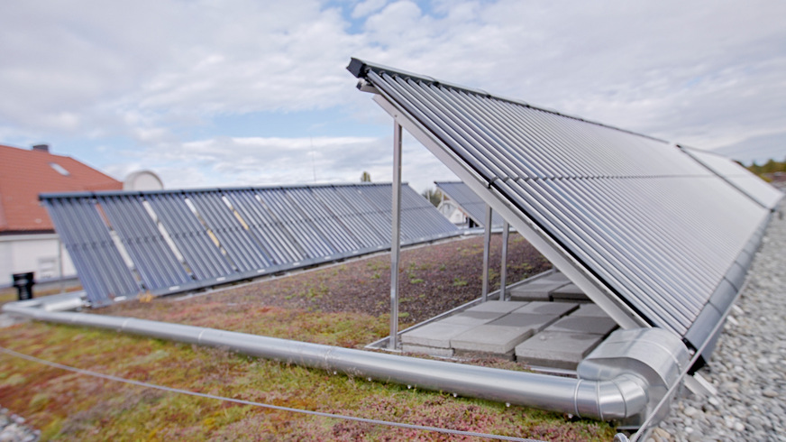 Vakuumröhrenkollektoren bieten sich an, wenn die Anforderung nach höheren flächenbezogenen Energieerträgen besteht. Sie funktionieren selbst bei geringer Sonneneinstrahlung.