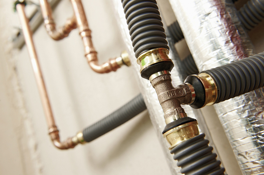 Installationsseitig kann schon die Wahl des geeigneten Rohrleitungssystems zum Erhalt der Trinkwassergüte beitragen, beispielsweise mit Hauptverteilungen aus Kupfer (im Bild das System Profipress) und Anbindeleitungen aus formstabilem Kunststoff (im Bild das zusätzlich durchflussoptimierte System Raxofix).