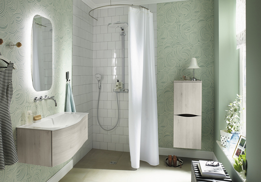 Die Wände werden als Gestaltungsfläche entdeckt. Fiesen sind nicht nur selbst Gegenstand modischer Trends, sie bekommen Konkurrenz durch fugenlos gespachtelte Wände.