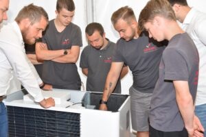 Nicht nur blanke Theorie: Im Energy Campus von Stiebel Eltron lernen die Auszubildenden der Firma Seidel direkt an der Wärmepumpe.