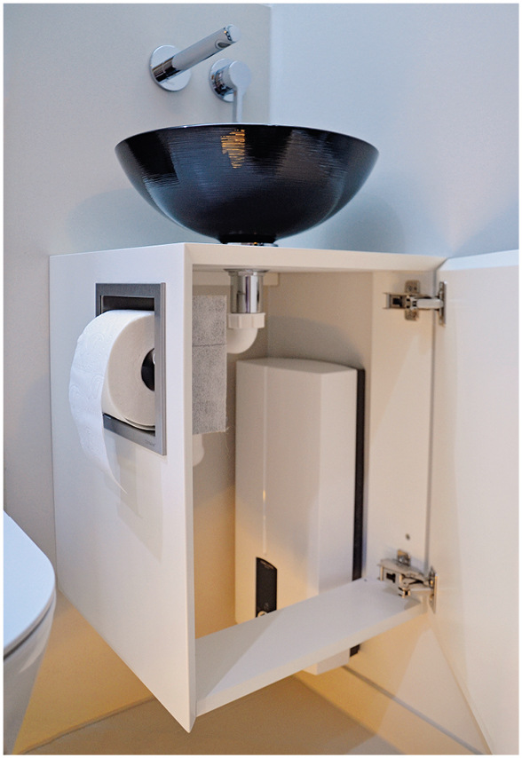 Der Holzwürfel trägt die Waschschale, den eingebauten Toilettenpapierhalter und verbirgt einen Durchlauferhitzer.
