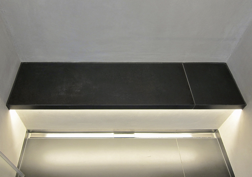 Hübsch anzusehen und praktisch zugleich: die Sitzbank in der Dusche.