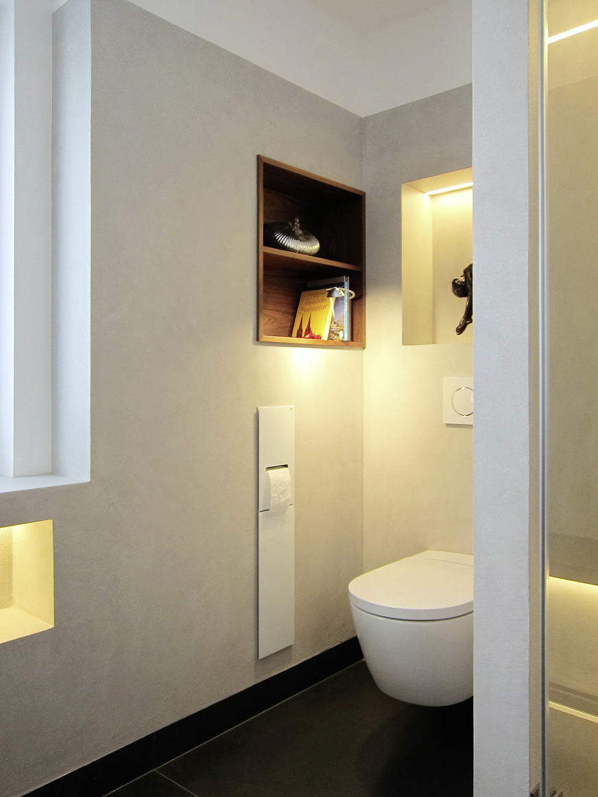 Hinter dem WC ist in der Vorwand eine Nische eingebaut, mit integrierter LED-Schiene.
