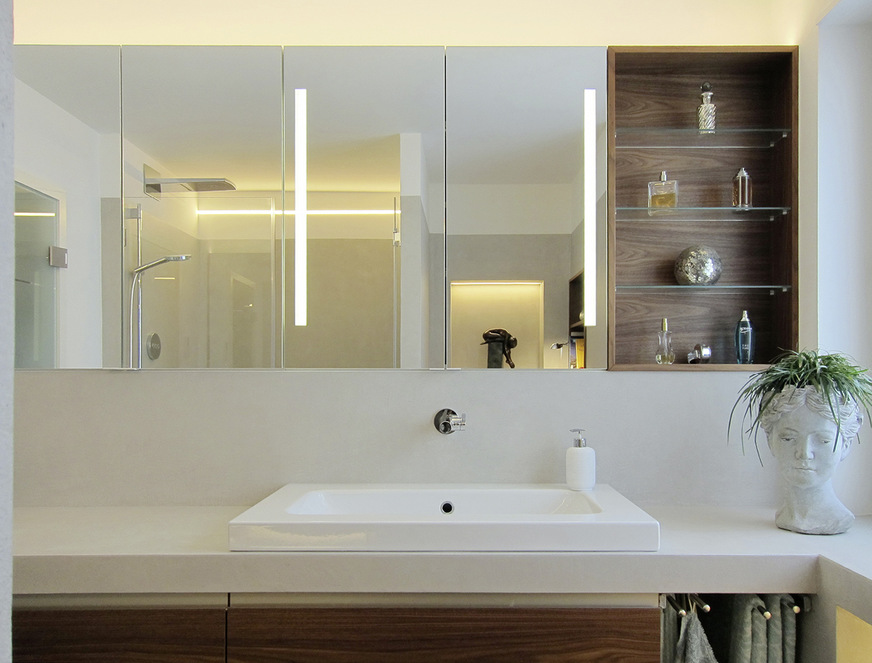 ... die in die Spiegel integrierte Beleuchtung lassen sich verschiedene Lichtfarben einstellen, so ist immer das richtige Licht zum Schminken wählbar.