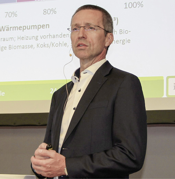 Prof. Dr. Bert Oschatz analysierte, was sich in der Wärmeversorgung von Gebäuden ändern muss, um die klima- und ­energiepolitischen Ziele zu erreichen.