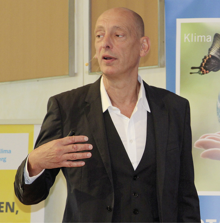 Prof. Dr. Stephan Friedrich von den Eichen widmete sich zum Auftakt der Fachtagung in Pforzheim der Digitalisierung und ihren Auswirkungen.