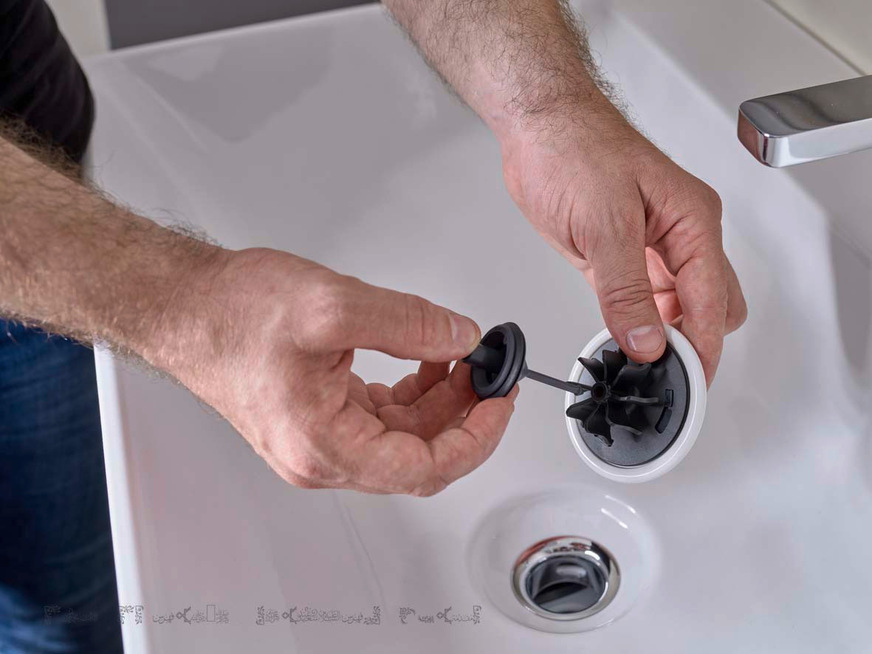 An die keramische Abdeckung wird der Stopfen angebracht. Ein leises Klicken signalisiert den perfekten Sitz.