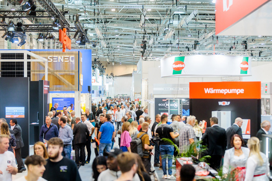 Das Interesse an einer Präsenzmesse ist offensichtlich: Reges Treiben an den Messeständen auf der SHK-Essen.