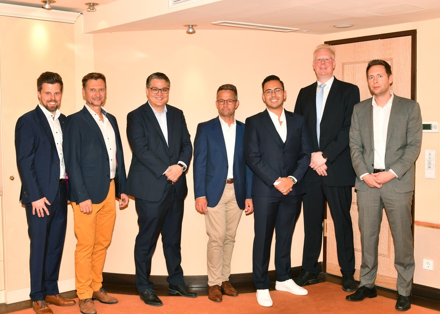 Bei der Gründung des Joint Ventures DBT dabei: Michael Jüdiges und Christian Faust (beide Geschäftsführer von Connectivity Solutions), Johannes Rump (Geschäftsführer Oventrop), Dr. Markus Klausner (CTO Viessmann Climate Solutions SE), Ulrich Ziegler (Geschäftsführer Eltako), Heinrich Johannes Gantenbrink (Geschäftsführer BEGA) und Christian Lübke (BEGA). 