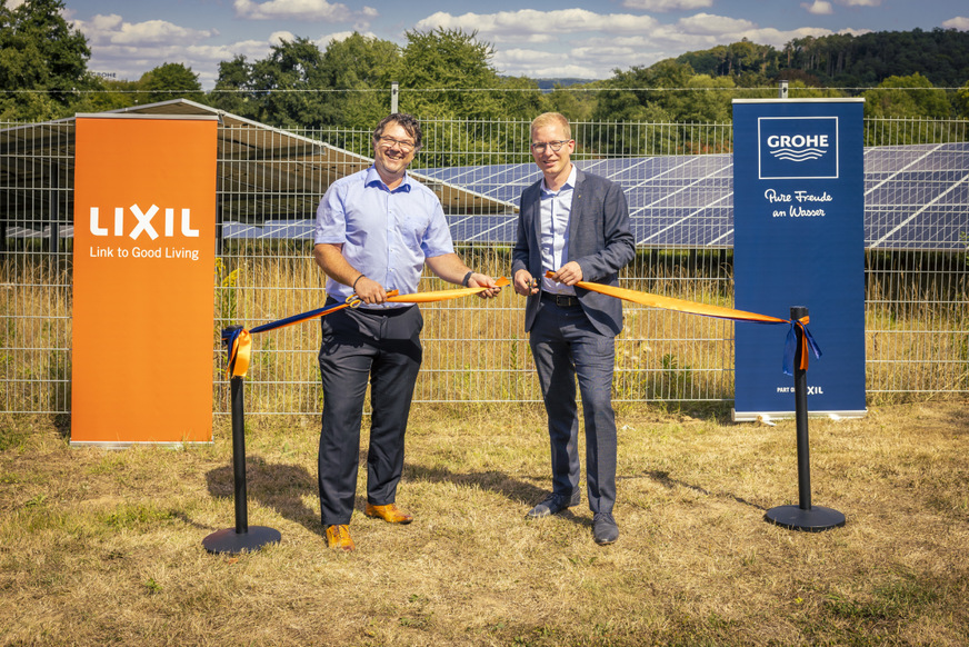 Markus Ebner-Maibaum (Werkleiter und Standortverantwortlicher) und Christian Schweitzer (Bürgermeister) bei der Eröffnung des Solarparks in Hemer.