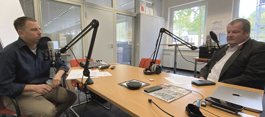 Dr. Frank Voßloh, Geschäftsführer der Viessmann Deutschland GmbH, im Gespräch mit Christian Beyerstedt, Produktmanager bei der Wöhler Technik GmbH.