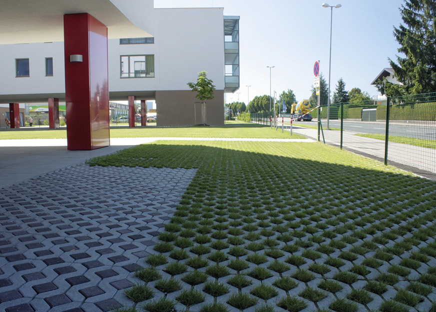 Beim Einsatz von Rasengittersteinen kann das Niederschlagswasser durch Versickerung wieder direkt dem natürlichen Wasserkreislauf (Grundwasser) zugeführt werden.