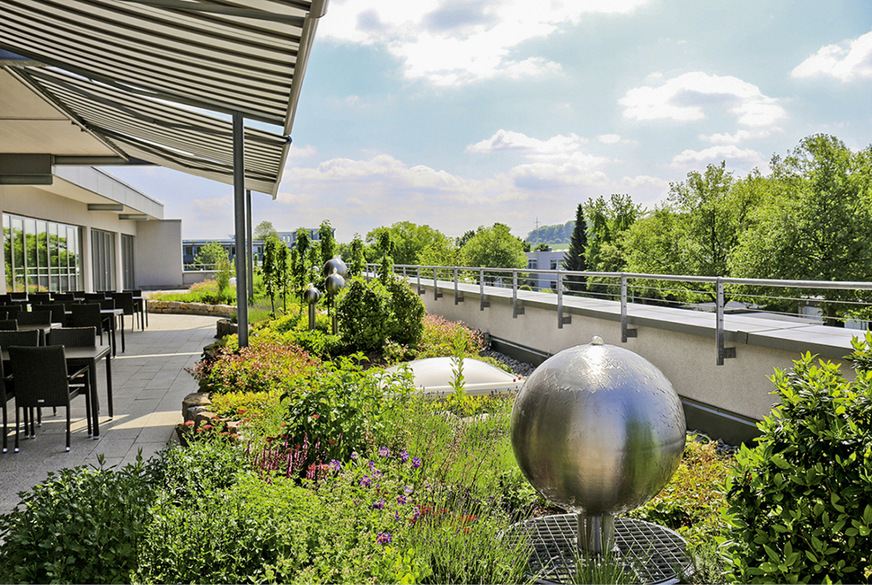 Dachbegrünungen verfügen über ökologische, funktionale und gestalterische Vorzüge, wodurch sie in den letzten Jahrzehnten erheblich an ­Bedeutung gewonnen haben.