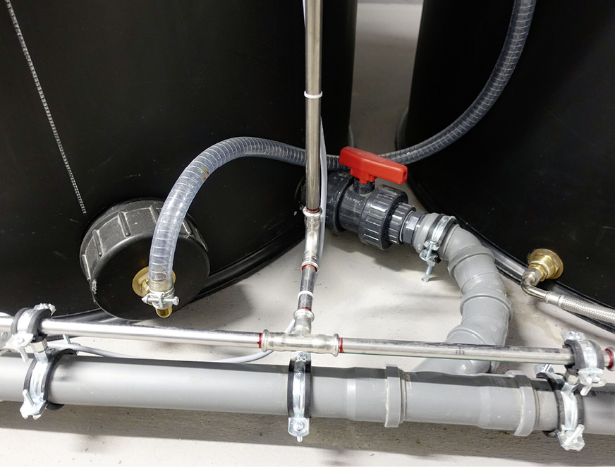 In die Behälter der Wirbelbettreaktoren wird von unten Luft zugeführt, um die biologische Wasserreinigung zu beleben. Dabei sich absetzende partikuläre Substanzen werden mechanisch ausgeschleust. Oben an den Behältern erfolgt der Druckausgleich mit Abluftrohren.