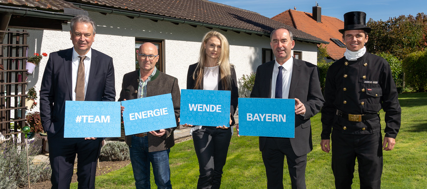 Der bayerische Wirtschafts- und Energieminister Hubert Aiwanger (2.v.r) und der Hauptgeschäftsführer des Fachverbands SHK Bayern, Dr. Wolfgang Schwarz (1.v.l.), starten gemeinsam die Heizungsoptimierungs-Kampagne.