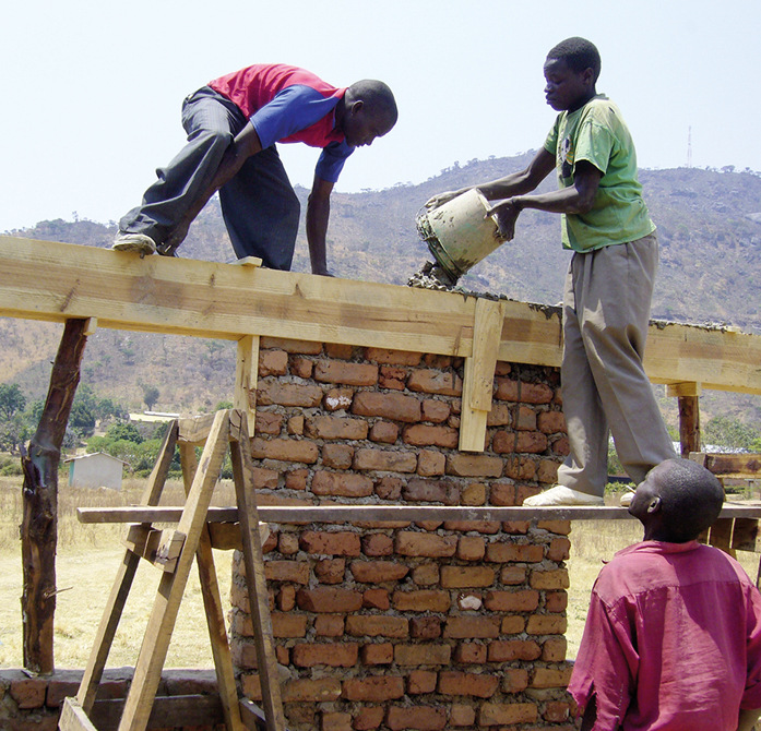 Gründerzeit: Schon vor Jahren entstanden erste Gebäude des ­Ausbildungszentrums. Die Ziegel werden im Ort hergestellt, Menschen aus der Gemeinde Chala finden Arbeit auf der Baustelle.