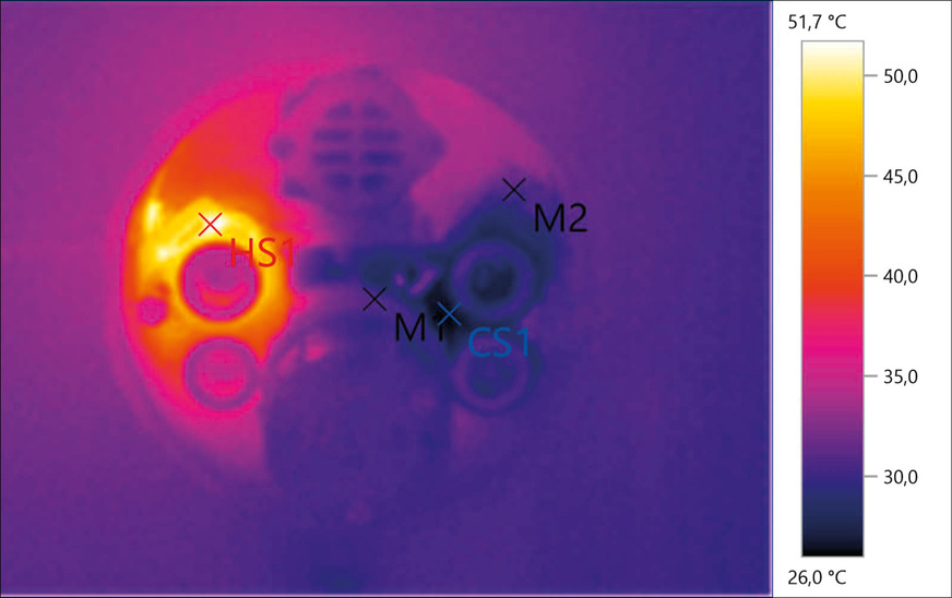 Bild 2: Wärmebild einer seitlich an die Zirkulation (PWH-C) angeschlossenen Unterputz-­Duscharmatur. Im Anschlussbereich wies diese mehr als 52 °C und rund 35 °C im ­zentralen Bereich auf. Das Trinkwasser kalt (PWC) enthielt trotz Ablauf von einem Liter mehr als 30 000 Legionellen/100 ml im Probenahmevolumen, ohne dass eine ­systemische Kontamination vorlag.