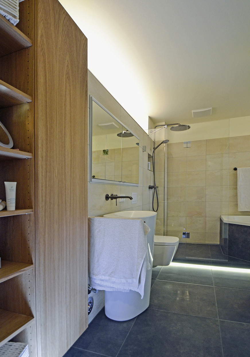 Die Trockenbauwand endet am Hochschrank, ­damit ausreichend ­Tiefe für das ­Möbel vorhanden ist. Der ­warme, honig­farbene Farbton der Eiche bringt Wärme, Erdung und Ruhe in den Raum.