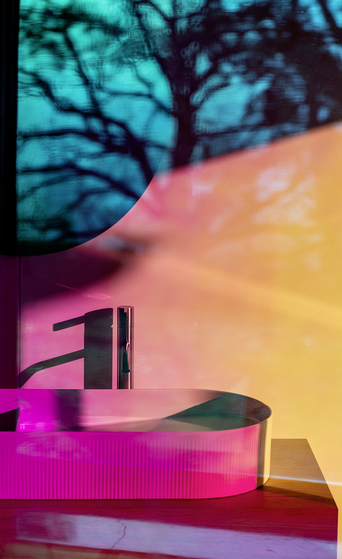 Bild 2: Die Faszination für Farbe und Effekte ist groß! Attraktive Farbgestaltung hilft, auch technische Produkte emotional zu präsentieren. Das Bild zeigt Elemente aus der Laufen-Produktserie Sonar von Patricia Urquiola, hier kunstvoll fotografiert mit Dichroic-Glasdesignfolie von 3M.