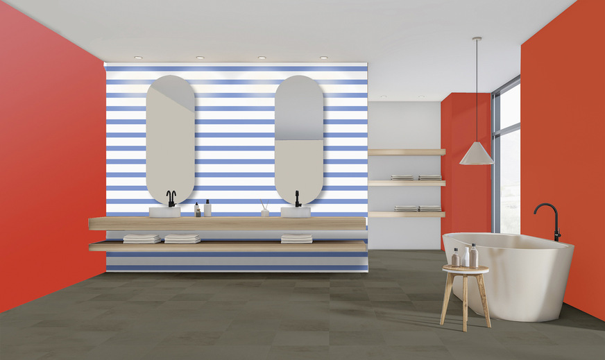 Bild 4: Blau-weiß gestreift mit Rot: prototypische Farbwahl für maritimes Styling. Die Querstreifen passen perfekt zum Thema und verhindern, dass die farb­starken Wände einengen. Das Bad wirkt hier um einiges breiter.