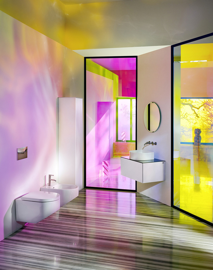 Bild 5: Wechselnde geometrische Farbreflexe entstehen hier durch farbige Folien, die das Bad einzigartig machen. Die auf das Glas applizierte Beschichtung verändert die Farbwirkung je nach Blickrichtung, was als „dichroitisch“ bezeichnet wird. Das Bild zeigt Laufen Sonar, mit Dichroic-Glasdesignfolie von 3M.